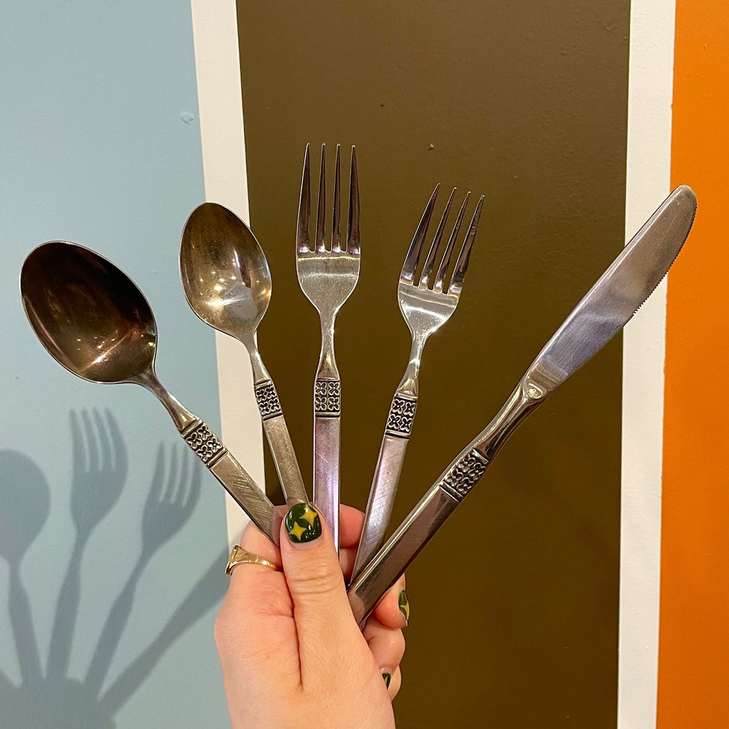 Retro Daisy Silverware