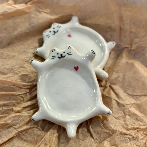 Ceramic cat-shaped dish on crumpled brown paper